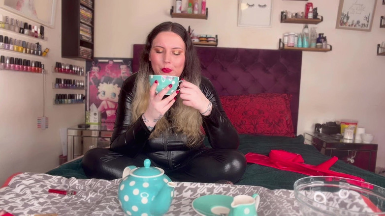 MissFFW: Mistress Ffw pije herbatę, aż pęka do sikania