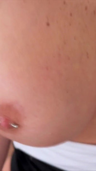 J’ai pris un gros creampie de mon patron à grosse bite noire pour sauver mon travail ! Il m’a baisée sur mon bureau et m’a fait squirter ! (Vidéo complète)