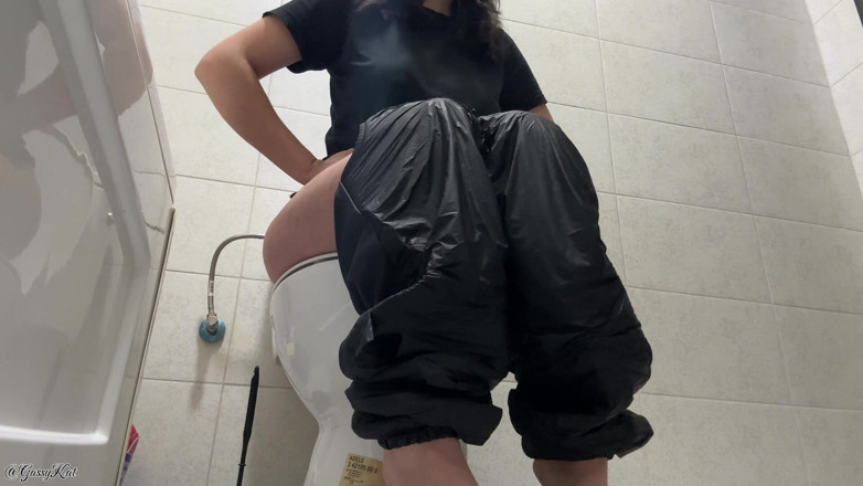 GassyKat: Verrückte toiletten furzt in schwarz! Nippel knallt