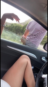 Labă și muie cu un străin din mașină și el ejaculează în gura mea
