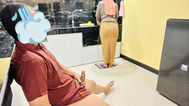 Nadalyne: Büyük götlü tesettürlü hizmetçi patronu mutfakta mastürbasyon yaparken yakalıyor