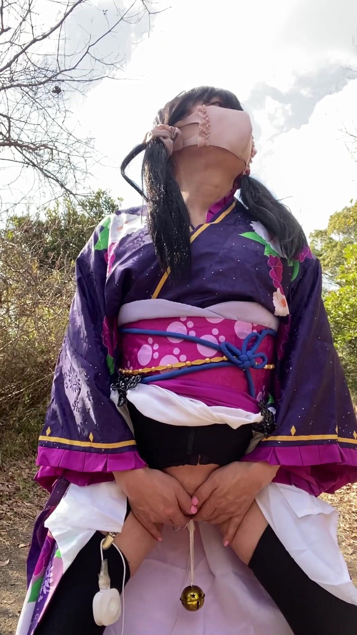 megu2002: No112　冬の田舎に現れた幻の着物美人　陽だまりの中をクロスドレッサーが歩く その２