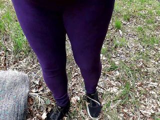 Bouncy Tits Action: Haar tieten rood slaan tijdens het wandelen in het bos