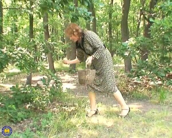 Mature NL: Бабуся трахається на відкритому повітрі