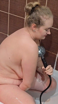 欲火中烧的丈夫发现他的大奶子胖女人妻在洗澡