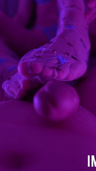 Meia-irmã com os pés em puras meias florais