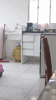 Zlobivá blondýnka se uvolňuje pro své milence.