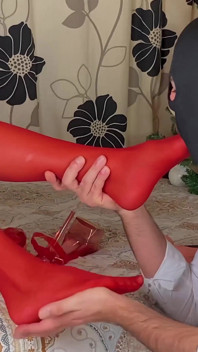 Adeline due rende il suo ragazzo un cornuto e uno schiavo. Da a lui la sborra sua e dell'amante