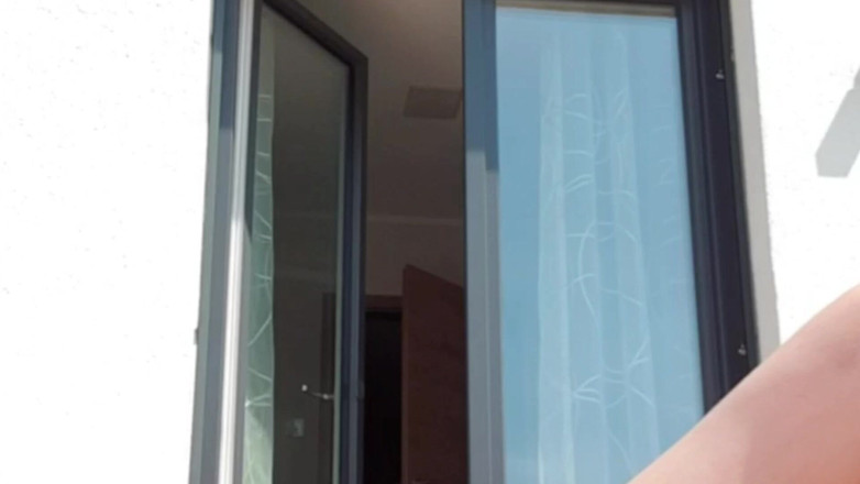 JulieEroticDress: Menina descontrolada tremendo e esguichando orgasmo