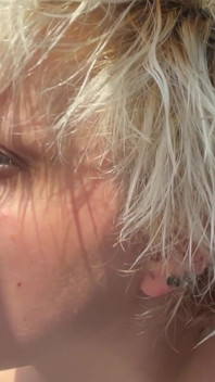 Brak makijażu Goth Girl in the Sun flares piggy nose