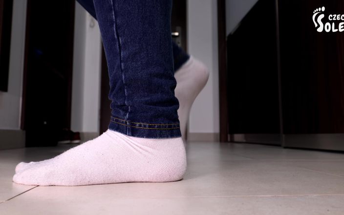 Czech Soles - foot fetish content: Носимые белые носки в видео от первого лица, соблазняет ее большими ступнями