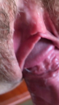 Mai! Non baciare mai una figa bagnata. Crea dipendenza.