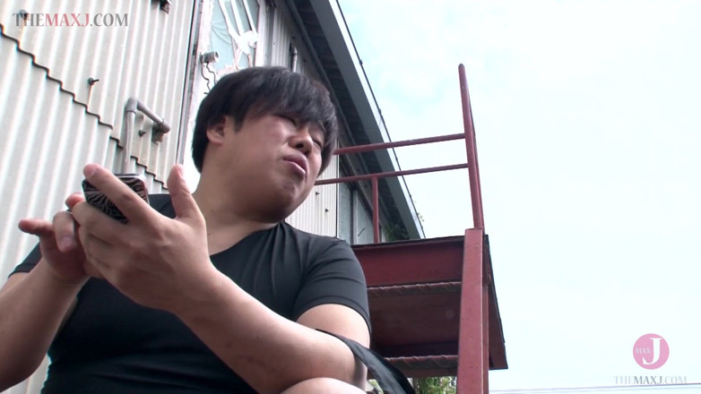 Asian happy ending: かわいいアジア人はクローズアップPOVで彼のコックを吸う
