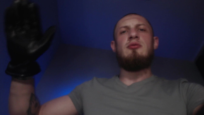 Hunky time: Das Alpha Mit Lederhandschuhen Dominiert