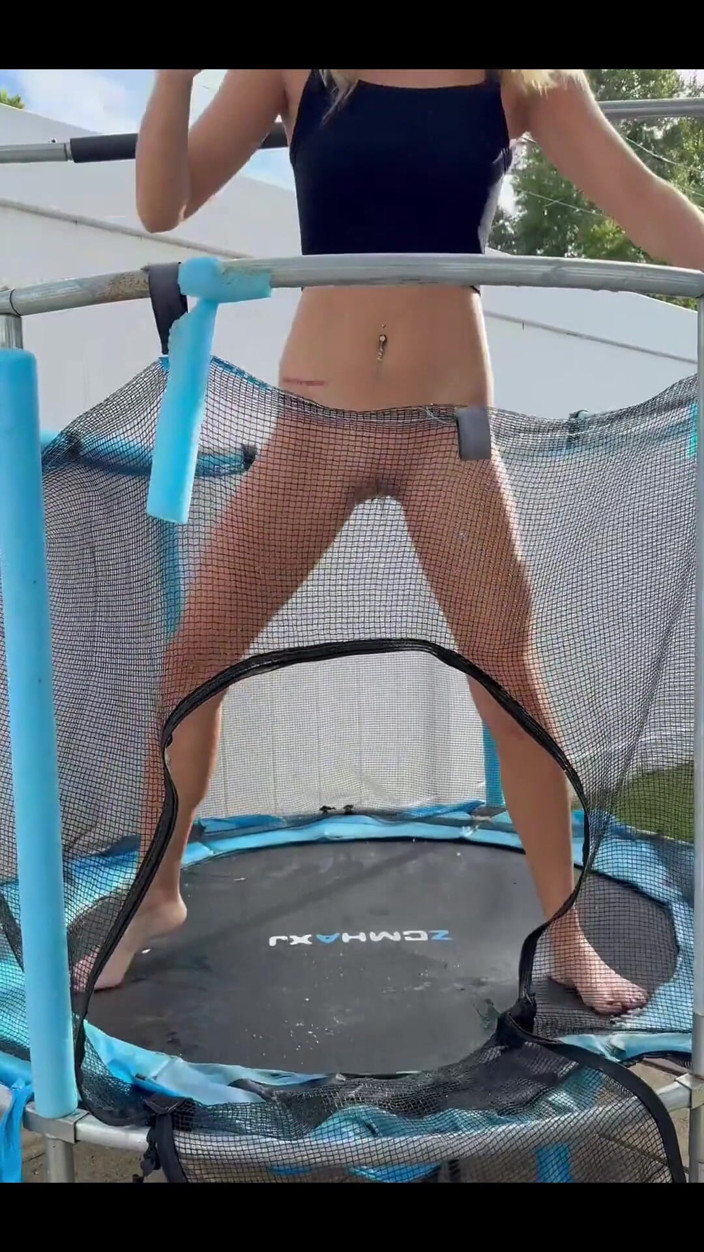 Tiffstreatsxoxo: Kencing sambil di trampoline
