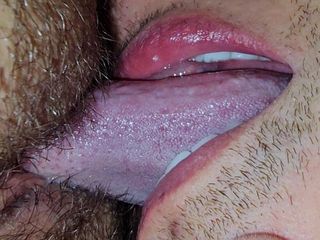Mandy Foxxx: Une chatte poilue se fait lécher par une grosse langue