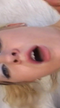 Perverzní kočičky scéna 2_sexy teenagerka s velkým zadkem si užívá péro muže s zmrzlinou
