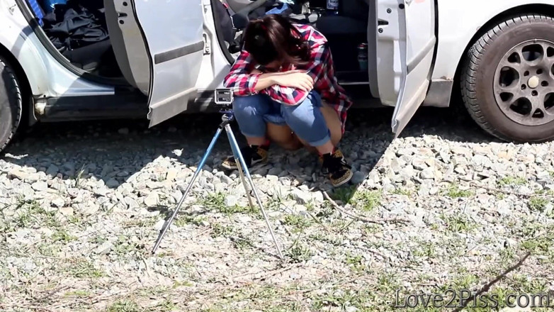 Love 2 Piss: Ella está casi atrapada haciendo pis delante de un auto