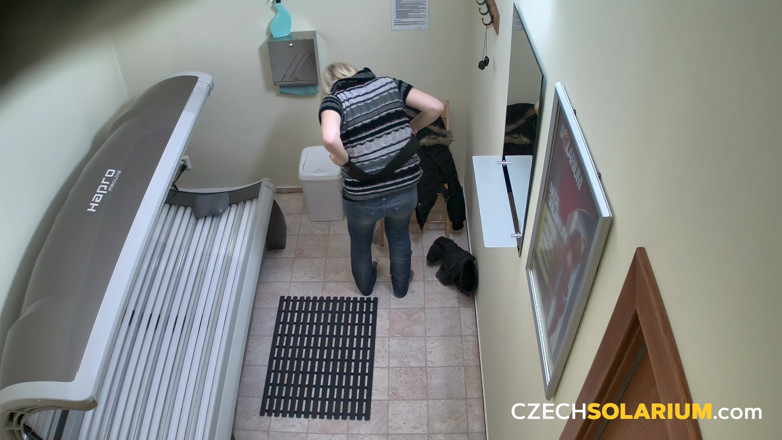 Czech Solarium: Czech Solarium 12: Awek blonde berbogel untuk tannya dan memakai persempadanan...