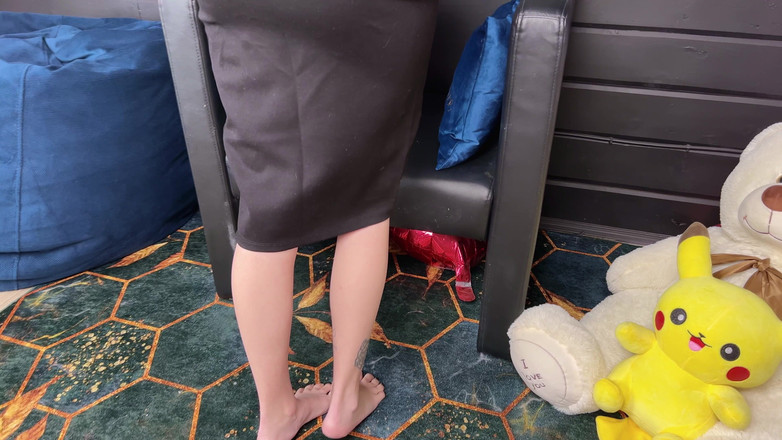 Eva Deva: Eva Divas se în fustă după muncă