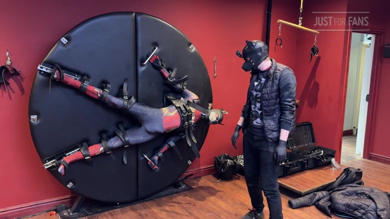 Inmate Cody and SubEdgeX: Un jumelle pup habillée en homme-araignée attaché à la roue de...
