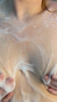 Des seins naturels juteux tout en sperme
