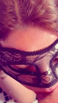 Un bâillonnement aux seins baveux