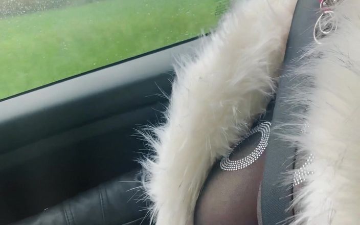 Lady Oups: Pipe en plein air et bâillonnée dans une voiture