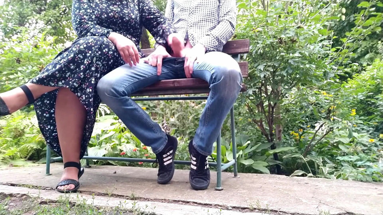 OurFetishLife: मेरी सास के साथ पार्क में हैण्डजॉब शानदार शक्तिशाली वीर्य शॉट में बदल गया