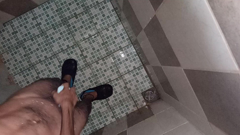 Cute boy jerks off: Il ragazzo si masturba e pulisce tutti i peli del...