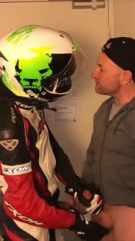 Humilhação no hotel com roupas de fetiche motociclista