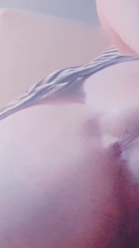 Une pute BBW coquine joue avec son trou du cul étroit