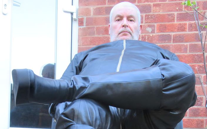 Leather guy: Helt läder igen