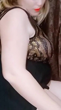Sexy matrigna che indossa tacchi alti