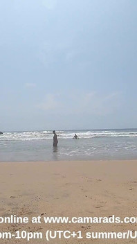 Chúng tôi đang ở bãi biển khỏa thân