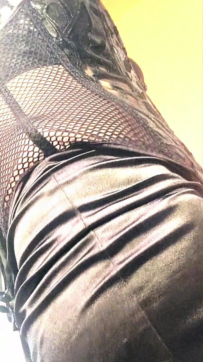 kandiKane: Kadın kılıklı sürtük Kandi seksi korse sallanan yarak trans müzik...