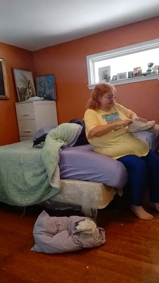 BBW nurse Vicki adventures with friends: Chaussures de tennis puantes pewwwee