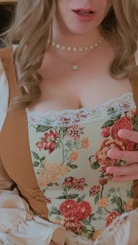 Mollige MILF liebt es, wenn sie ihre verführerischen kurven anschauen