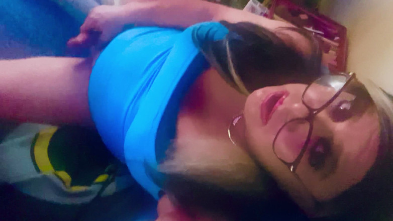 Krissy Sweets: Krissy Sweets hladí její péro