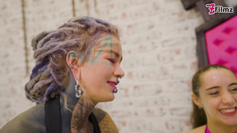 Z-Filmz: Salopes tatouées dans une séance de sodomie et de facefuck...