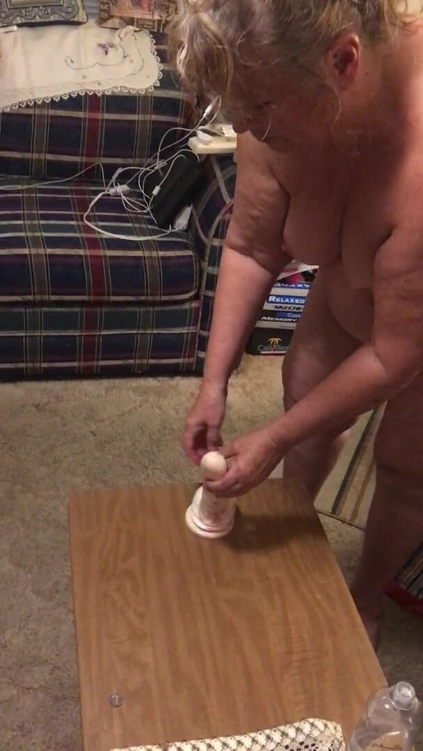 Big Ass 4 U: Oma voedt haar strakke kut van 25 cm dildo
