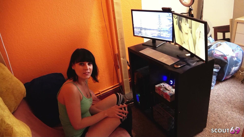 Scout69: Sora vitregă germană Maria Saint surprinsă uitându-se la porno și seduce...