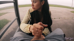 YSP Studio: सड़क के पास बस स्टेशन पर जोखिम भरी लंड चुसाई - लगभग पकड़ी गई! - Black Lynn