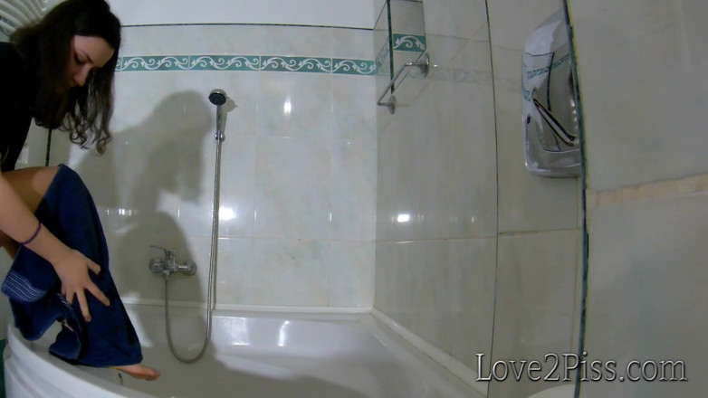 Love 2 Piss: Pipi accident în baie