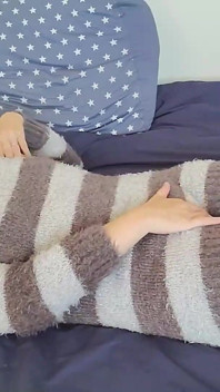 Verheiratete frau masturbiert auf dem bett