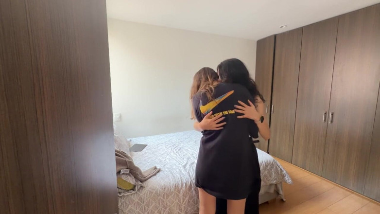 scarlettandc: Дві жінки намагаються задовольнити