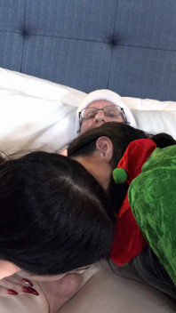 Gli elfi anna e karma condividono un cazzo per Natale