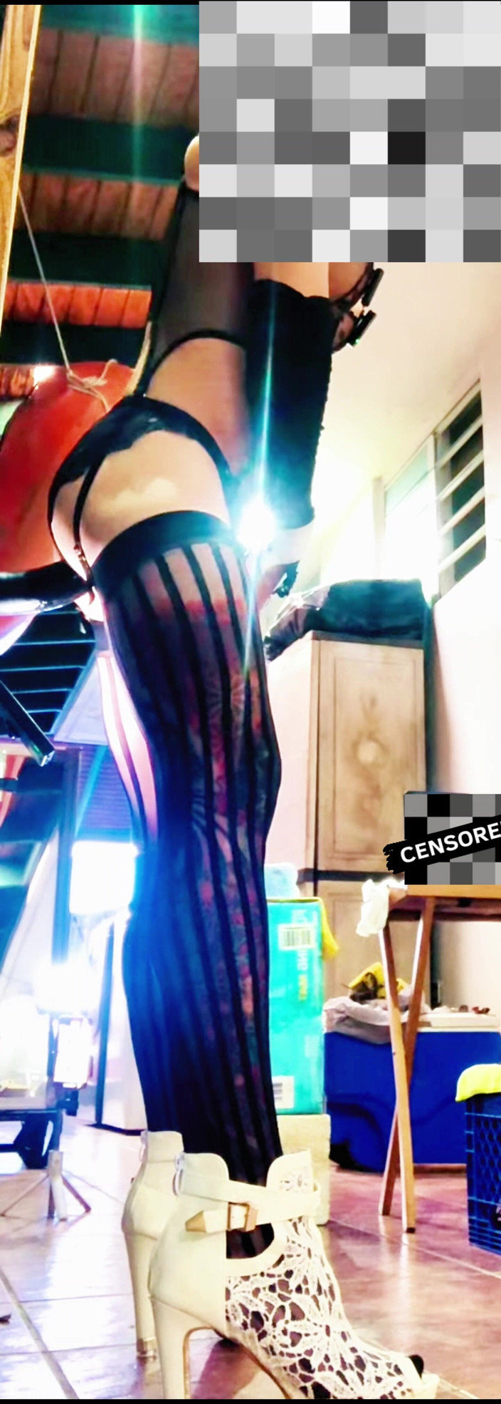 Benito414: Sexig transgender svart strumpa ridning anal dildo vid väggen