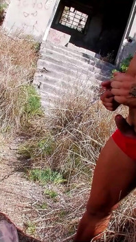 Pinke kopf, punk, dünner teenager, von tonten fremden an einem verlorenen ort geknallt