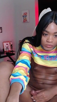 Sexy Ebony Trans Camgirl hladí její velké černé péro pro pýchu 2024